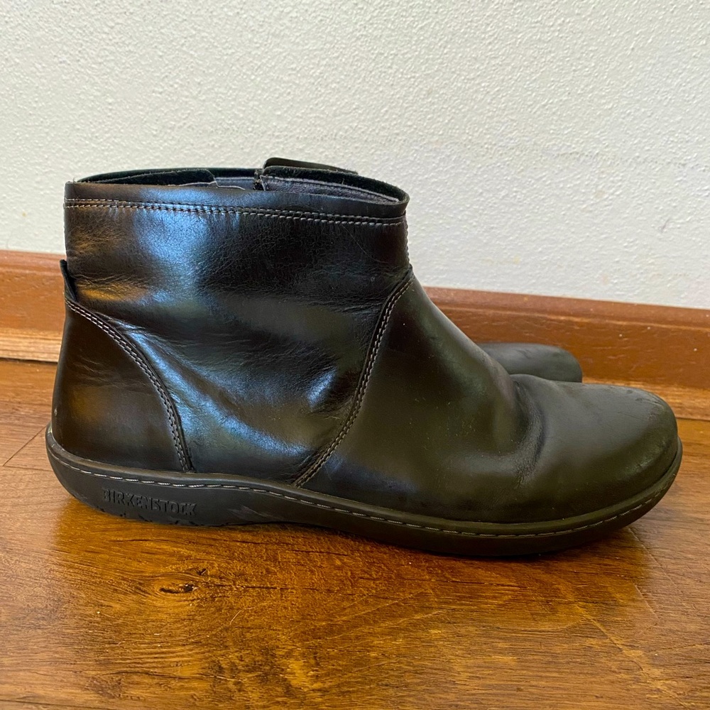 Birkenstock flat leather booties. Sz 41